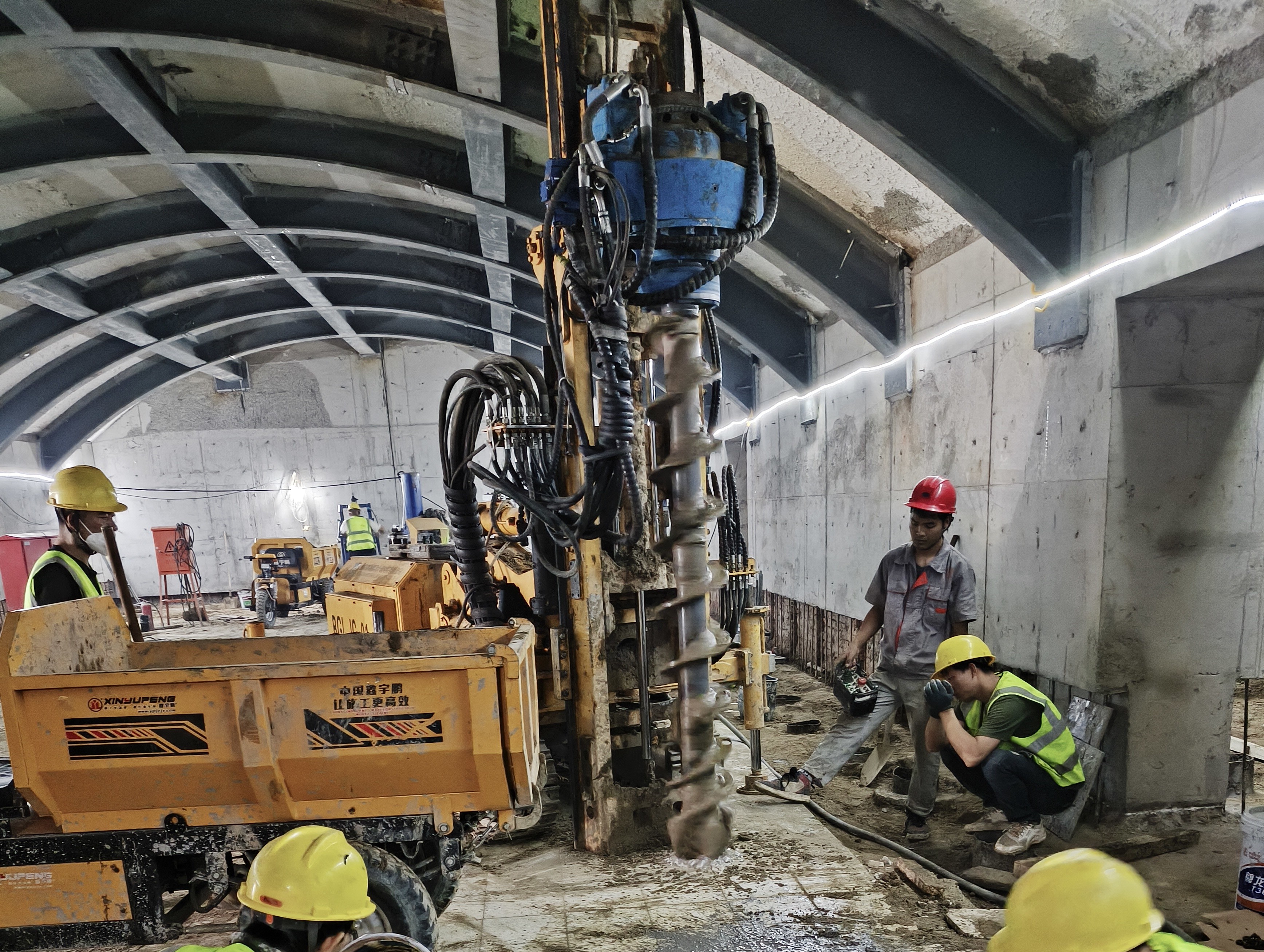 圖23 鉆機(jī)研發(fā)及前門地下城施工2.jpg